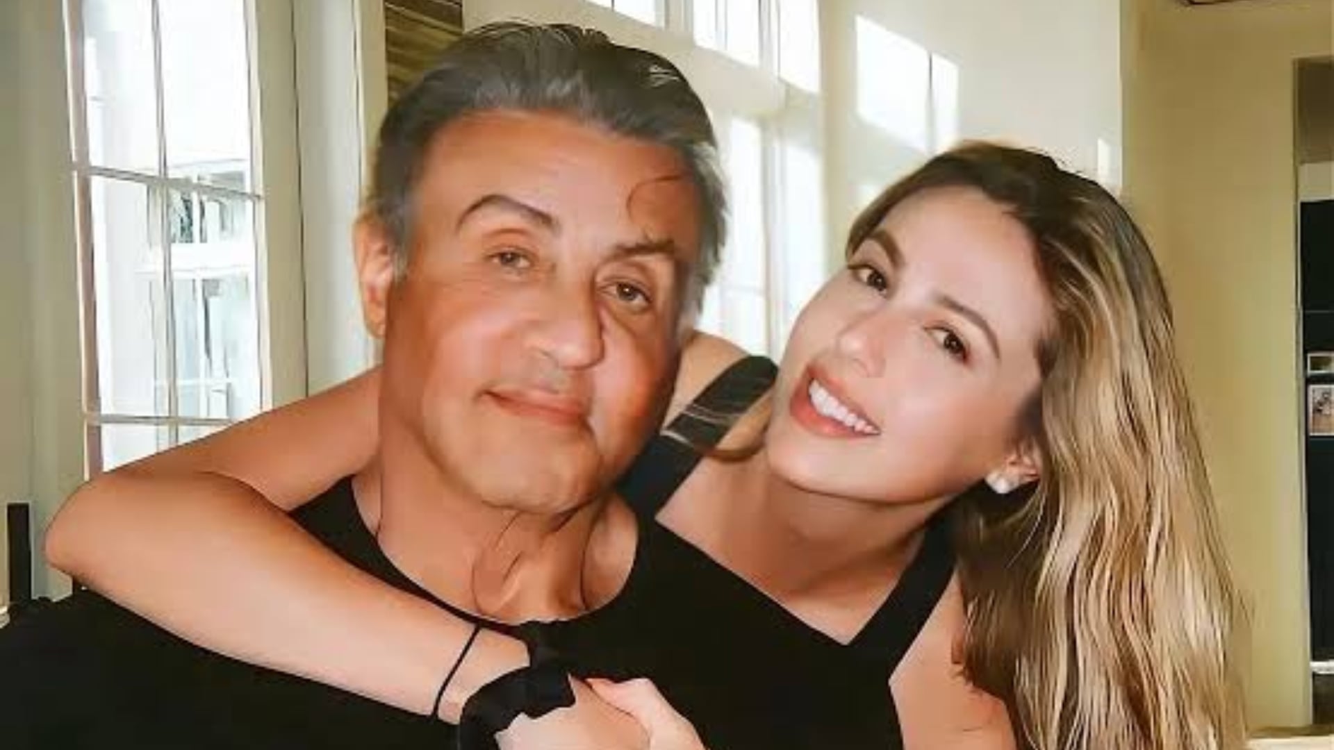Scarlet Stallone revela cómo trabajar con su padre, Sylvester Stallone, transformó su relación.