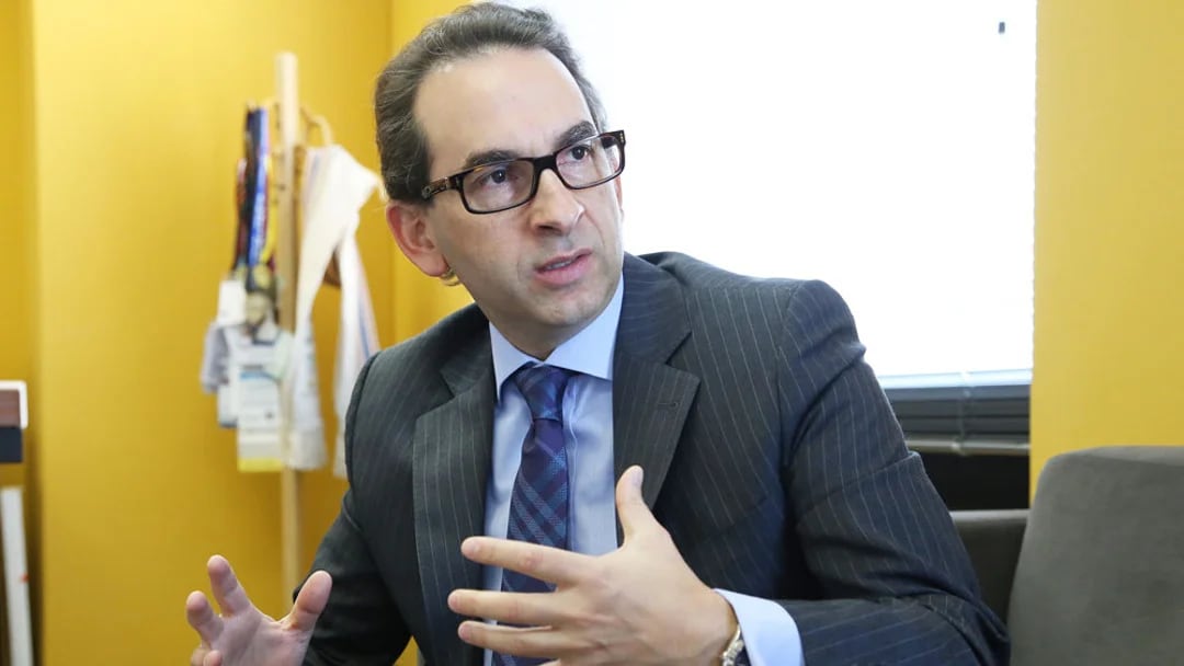 El exministro Andrés Valencia advirtió que insumos como fertilizantes y maquinaria pasarán a tributar una tarifa general de IVA del 19% en 2028 - crédito Colprensa