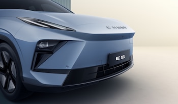 Chery respalda la E5 con garantía de 8 años o 200.000 kilómetros en el sistema eléctrico, fortaleciendo la confianza de los consumidores.