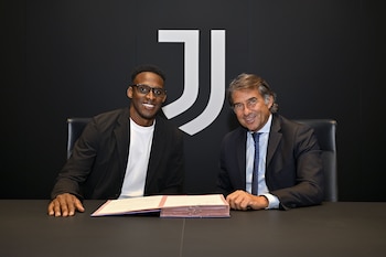 El central colombiano llega desde el Bologna por 19,5 millones de euros, con variables de hasta 2 millones, y se pone a las órdenes de Luciano Spalletti para reforzar la defensa de cara al inicio de curso - crédito Juventus
