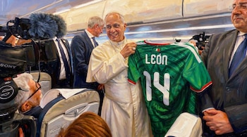 Pintura del Papa Francisco sonriendo a bordo de un avión, mostrando una camiseta de fútbol verde con "LEÓN" y "14". Rodeado de periodistas y tripulación.