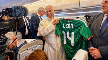 ¿A qué selección apoyará? Papa León XIV recibe playera de México y habla sobre el Mundial 2026