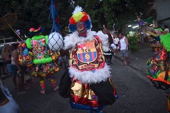 Un juerguista viste un traje