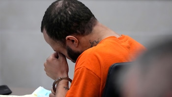 Darrell Brooks reacciona cuando Michele