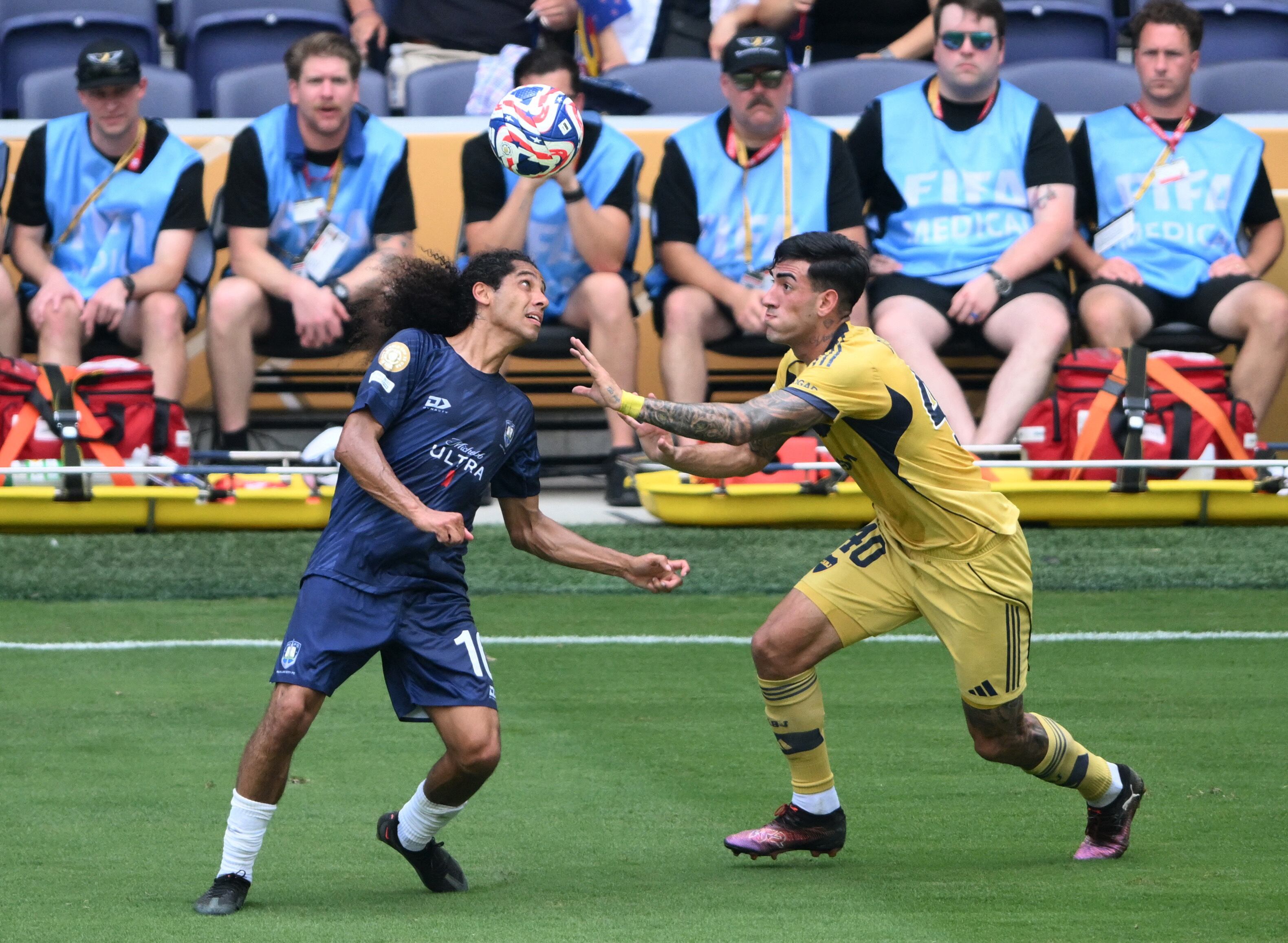 Dylan Manickum busca cabecear y se acerca Lautaro Di Lollo