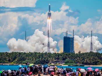 Despegue del cohete que transporta el rover Tianwen-1 Mars de China en Wenchang, provincia de Hainan, China, el 23 de julio de 2020. El vehículo fue lanzado por un cohete Long March 5 en la isla de Hainan y se espera que llegue a Marte en febrero de 2021. EFE/EPA/STR