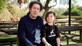 Captura de video de LA Phil donde aparece el director de orquesta venezolano, Gustavo Dudamel y su hijo Martín, de 9 años, mientras presentan el programa "El carnaval de los animales" en el marco de la segunda temporada de "Sound/Stage". EFE/LA Phil