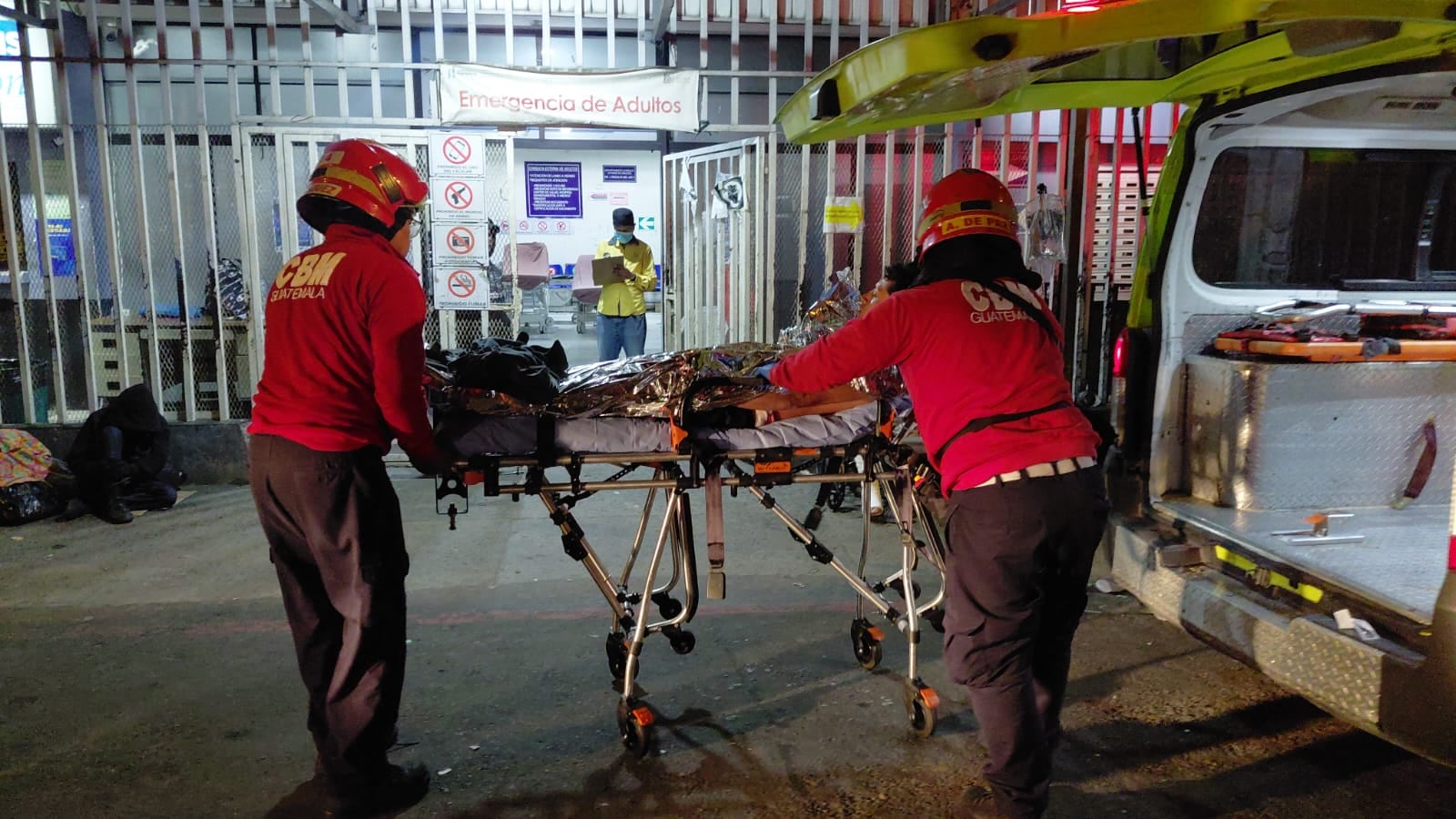 César Antonio Lemus Dávila requirió auxilio médico tras sufrir impactos de bala en la entrada a la colonia Nueva Jerusalén. (Bomberos Municipales)