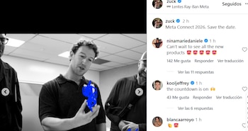 Captura de pantalla de Instagram en blanco y negro que muestra a Mark Zuckerberg sosteniendo un dispositivo con garabatos azules, junto a otros dos hombres