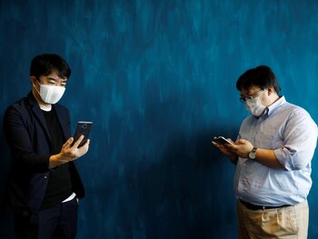 El cubrebocas puede traducir del