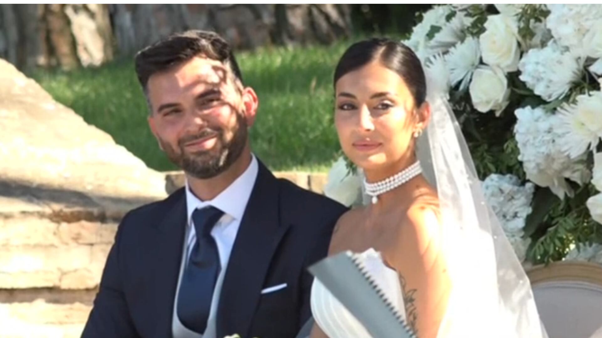 Todos los detalles de la boda de Suso Álvarez y Marieta: del vestido y el  velo extralargo al menú de 130 euros por cubierto diseñado por un chef  Michelín - Infobae