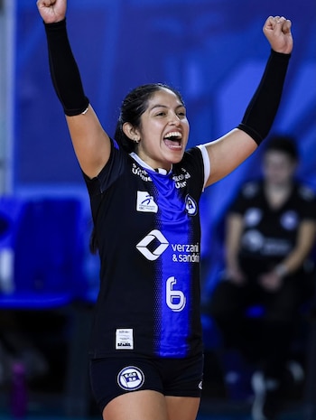 Paola Villegas celebrando en medio de la victoria de Pinheiros y clasificación a semifinales del Campeonato Paulista de Vóley.