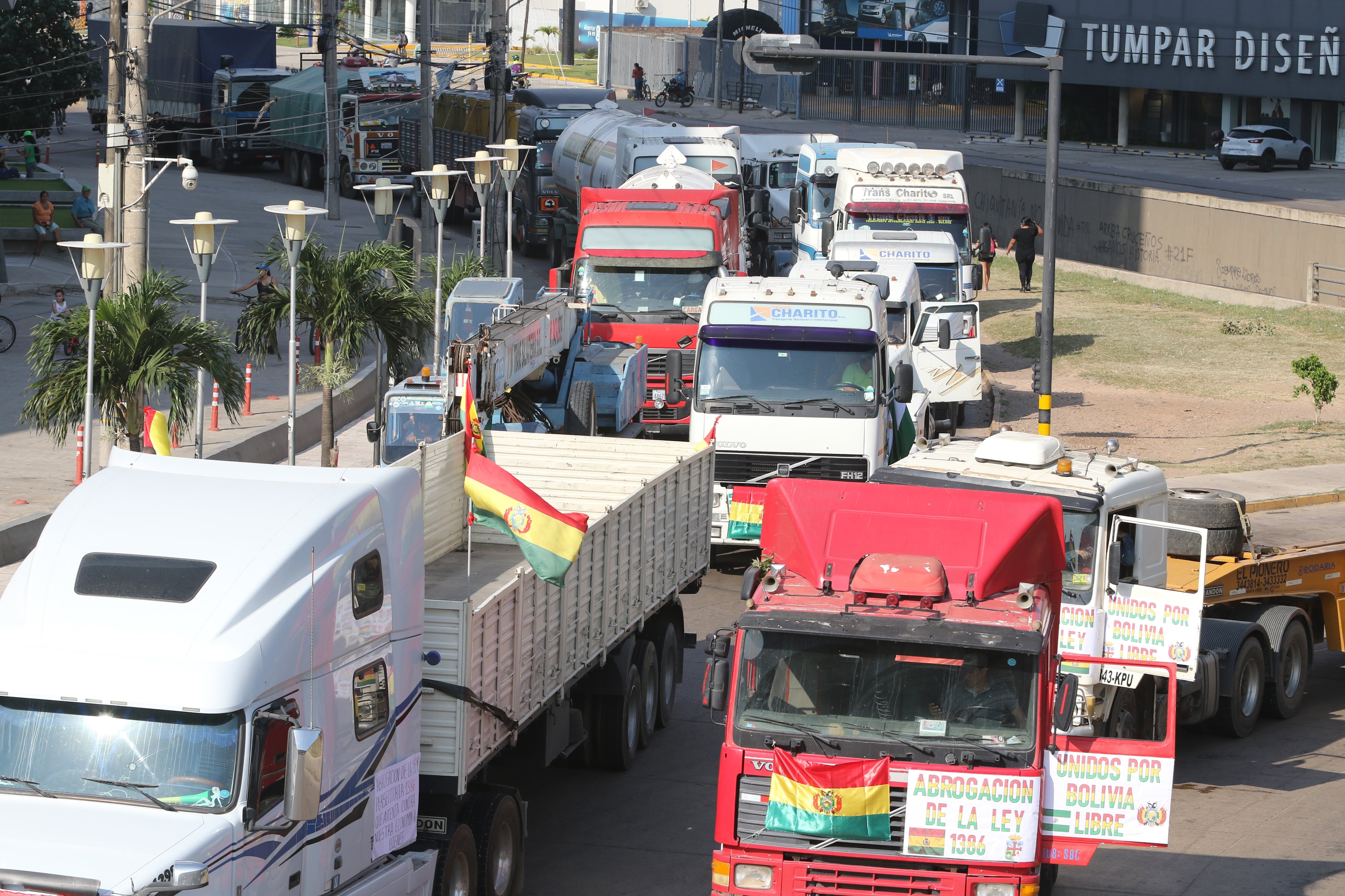 Una caravana de camiones del sector del transporte pesado en una manifestación (EFE/ Juan Carlos Torrejón/Archivo)