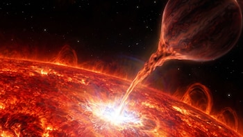 Un chorro de plasma incandescente cae desde un objeto celeste sobre la superficie roja y rugosa de una estrella