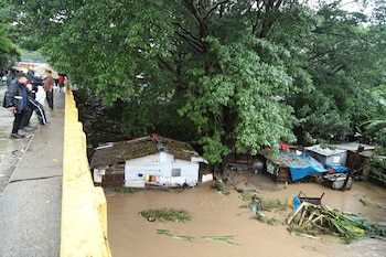 Casas a lo largo del río Cangrejal están inundadas después de que el río se desbordara por las fuertes lluvias de la tormenta tropical Sara en La Ceiba, Honduras, este 15 de noviembre de 2024 (REUTERS/Stringer)