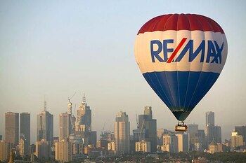 El globo al volar no