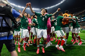 Jugadores de México celebran este martes al terminar un partido del Mundial 2026 (EFE/ Alex Cruz)