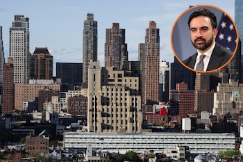Panorámica de una ciudad con rascacielos y edificios diversos, con un retrato de un hombre en un círculo superpuesto en la esquina superior derecha