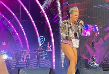 Pink se mostró muy incomoda