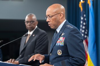 El presidente del Estado Mayor Conjunto, general CQ Brown Jr., habla en una conferencia de prensa junto con el secretario de Defensa, Lloyd Austin (AP Foto/Kevin Wolf)