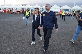 El secretario de Estado de Sanidad, Javier Padilla, y la secretaria general de Protección Civil y Emergencias, Virginia Barcones, a su llegada para atender a los medios de comunicación, en el puerto de Granadilla, a 9 de mayo de 2026, en Granadilla de Abona, Tenerife, Islas Canarias (España).