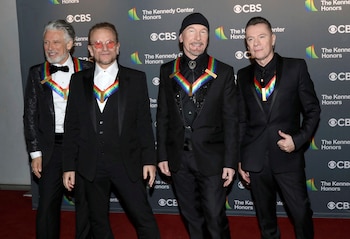 ARCHIVO - Adam Clayton, de izquierda a derecha, Bono, The Edge y Larry Mullen Jr., de la banda irlandesa U2, llegan a la gala Kennedy Center Honors en Washington el 4 de diciembre de 2022. (Foto Greg Allen/Invision/AP, archivo)
