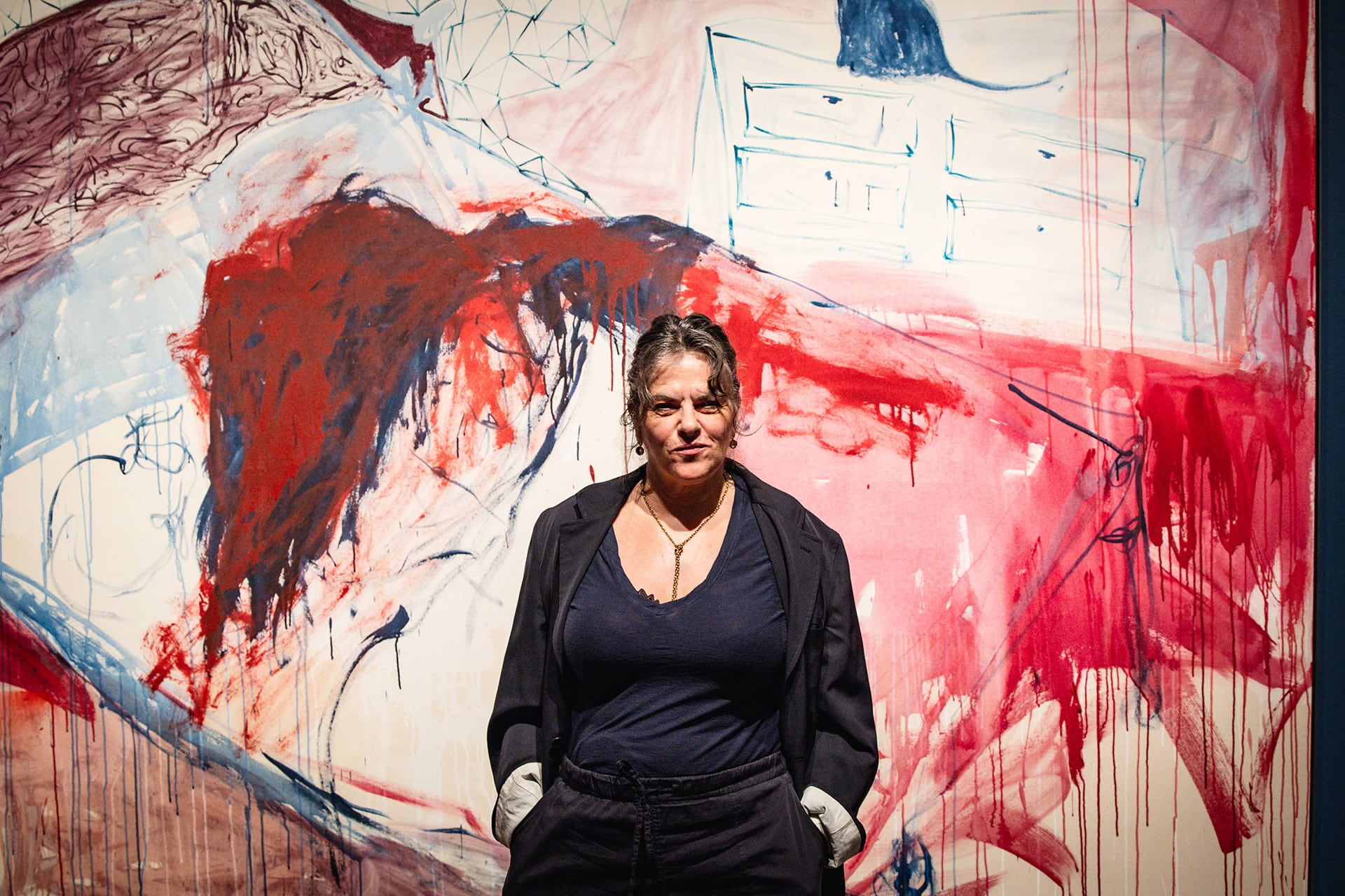La artista Tracey Emin posa frente a una de sus obras abstractas en la exposición 'I Loved You Until the Morning' en la Tate.
