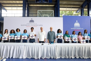 El gobierno anunció en Samaná avances en el recinto de la UASD, una nueva escuela en Las Terrenas, el techado de la Escuela Primaria José Gabriel García y el equipamiento de más de 300 laboratorios. (Foto cortesía Presidencia de la República Dominicana)