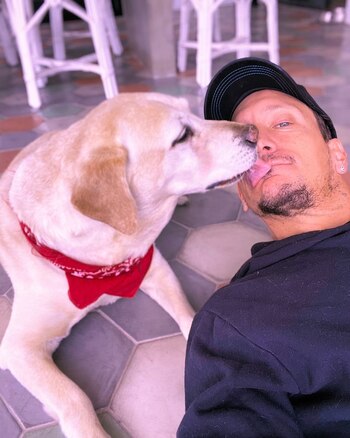 Nico Vázquez y su perrita