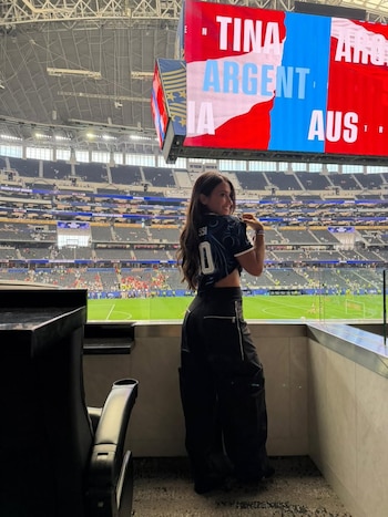 Antonela Roccuzzo llegó al Dallas Stadium acompañada de sus hijos, con los colores de la camiseta alternativa de la selección, igual que en Qatar