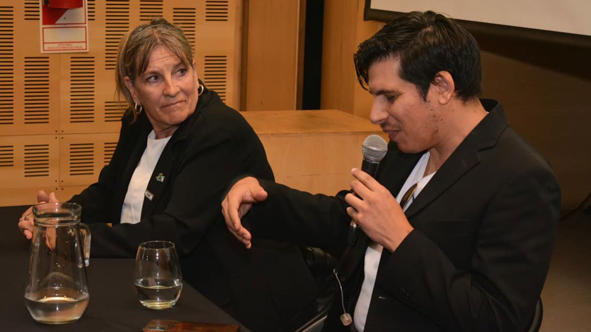 Juan Ever, hijo de Ortiz, junto a su madre, en una de las presentaciones del documental. Ella introduce el contexto de la época