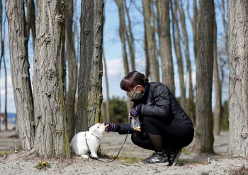 Una mujer alimenta a su