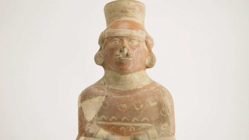 Su apariencia —piel cerosa, rigidez