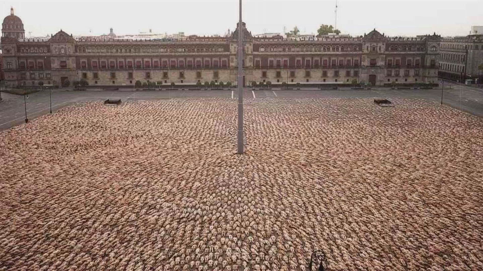 El performance y estudio fotográfico masivo de Spencer Tunick en 2007 fue documentado por Canal Once (IPN)