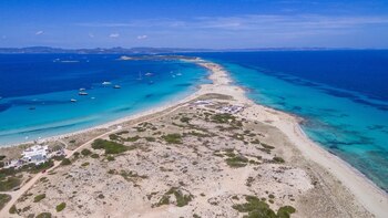 Formentera tiene las playas más bonitas del mundo: arena blanca, aguas transparentes y la calma del Mediterráneo con un 100% de calidad