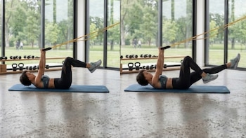 Dos fotos muestran a una mujer sobre una colchoneta: primero con piernas flexionadas sujetando banda, luego con una pierna extendida y banda