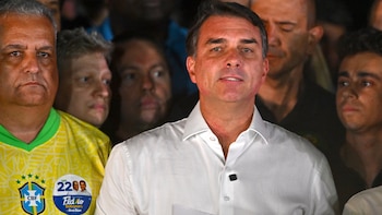 Migraciones confirmó que Flávio Bolsonaro viajó con su familia desde Argentina hacia Ecuador “sin ningún impedimento legal"