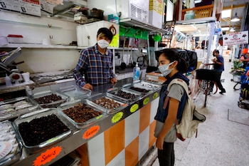 Se observan locales cerrados y