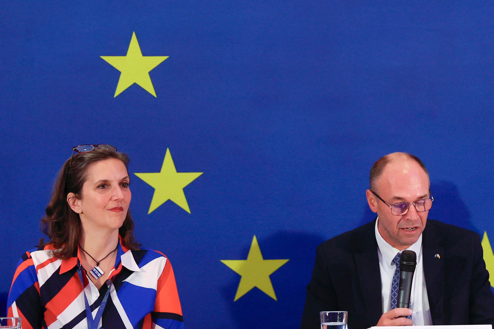 La jefa de la delegación del Parlamento Europeo, Annalisa Corrado y el jefe de la Misión de Observación Electoral, Davor Stier. (EFE/ Luis Gandarillas)