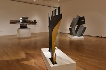 La exposición reúne tres esculturas