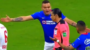 Un árbitro evitó un gol