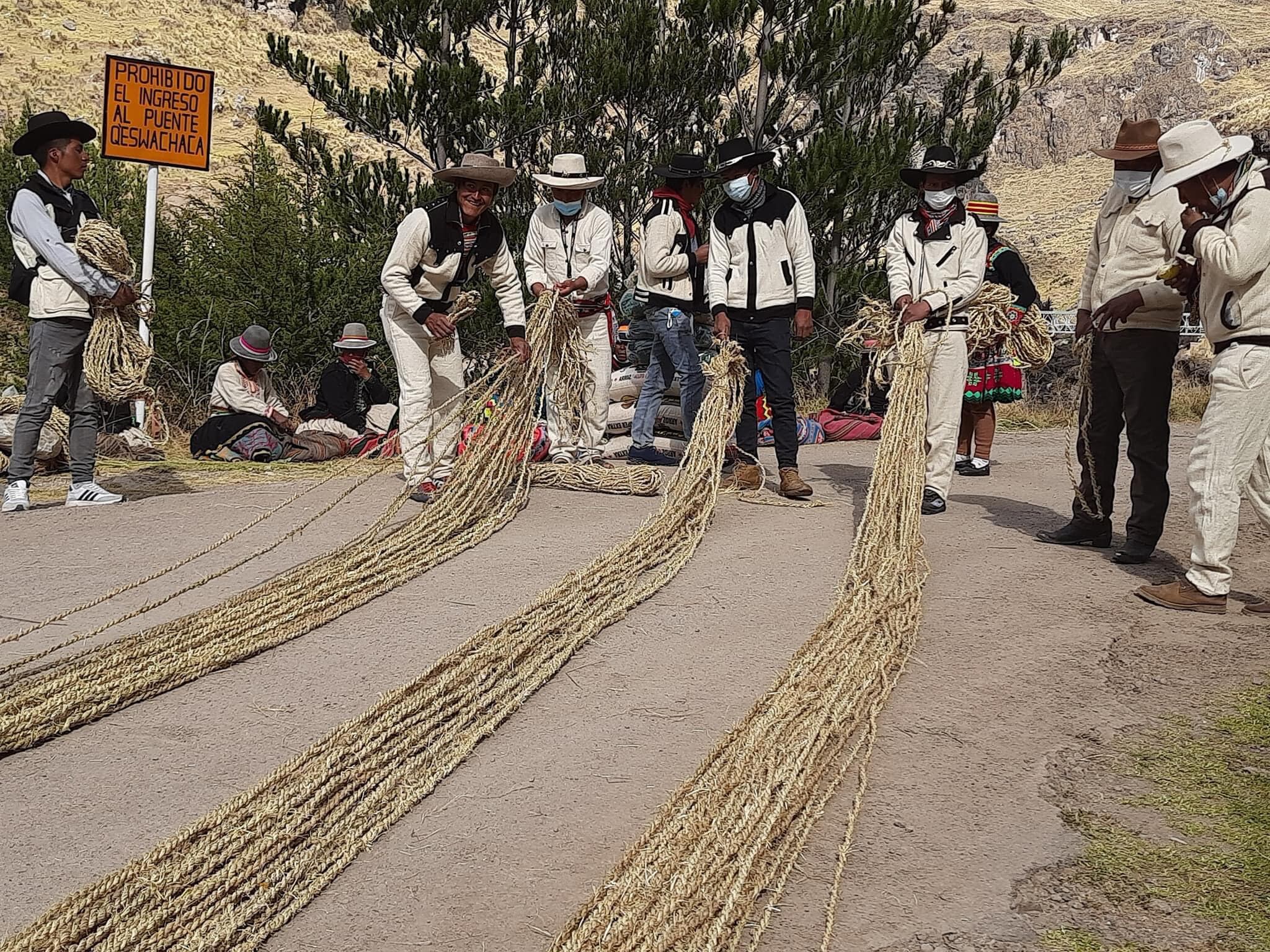 Cada junio, comunidades quechuas renuevan el puente Q’eswachaka con ichu trenzado, manteniendo viva una técnica ancestral de más de 500 años. Foto: Cusco al Instante