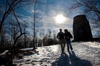 Excursionistas caminan por el sendero