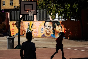 Niños en el patio del centro escolar el primer día de clase tras la vacaciones de verano, a 10 de septiembre de 2024. (Álex Zea / Europa Press)
