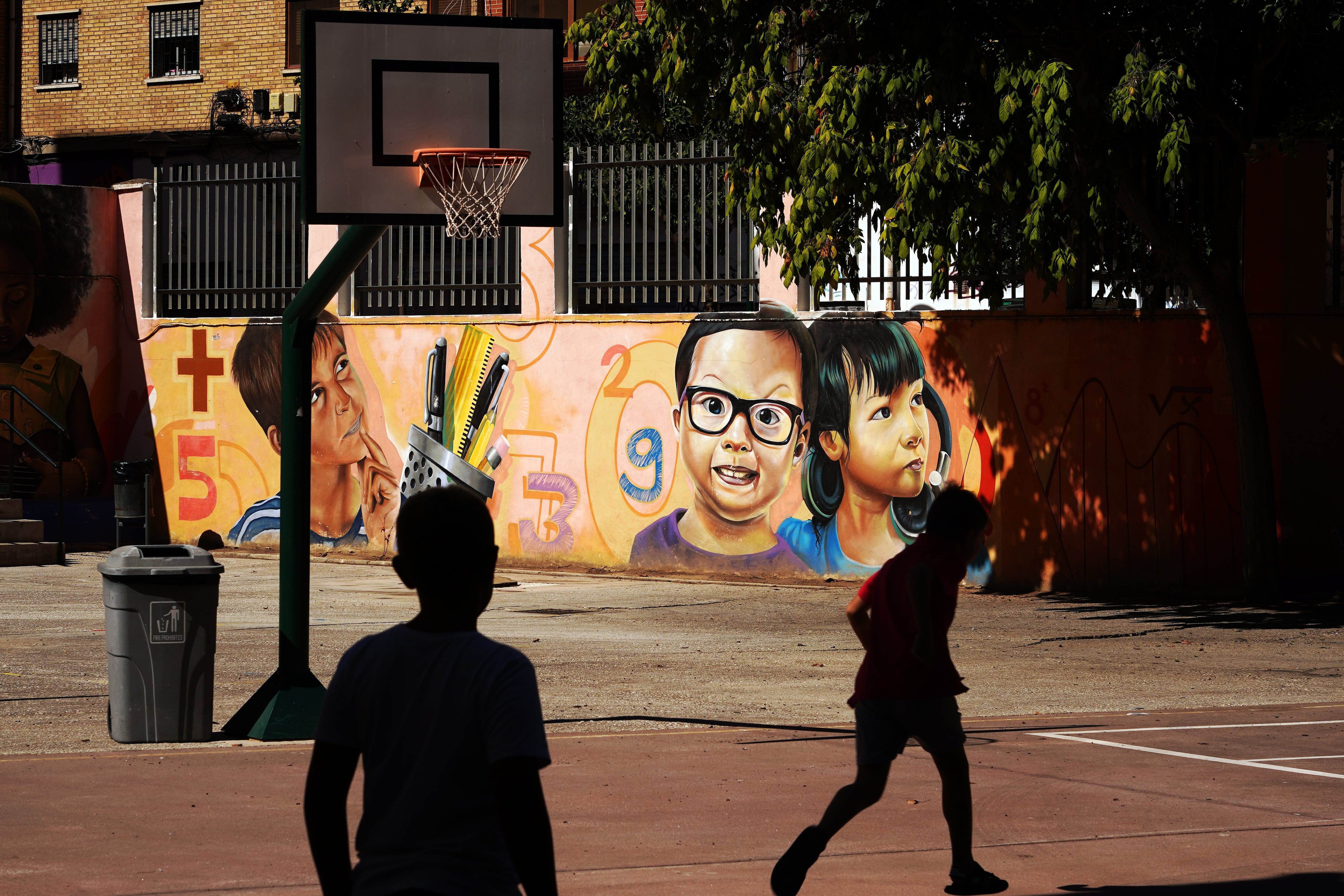 Niños en el patio del centro escolar el primer día de clase tras la vacaciones de verano, a 10 de septiembre de 2024. (Álex Zea / Europa Press)