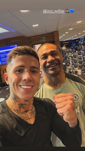 El posteo de Enzo Fenrández con Willie Isa en la previa del partido del Chelsea (@enzojfernandez)