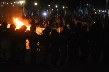 Manifestantes queman baldosas afuera del