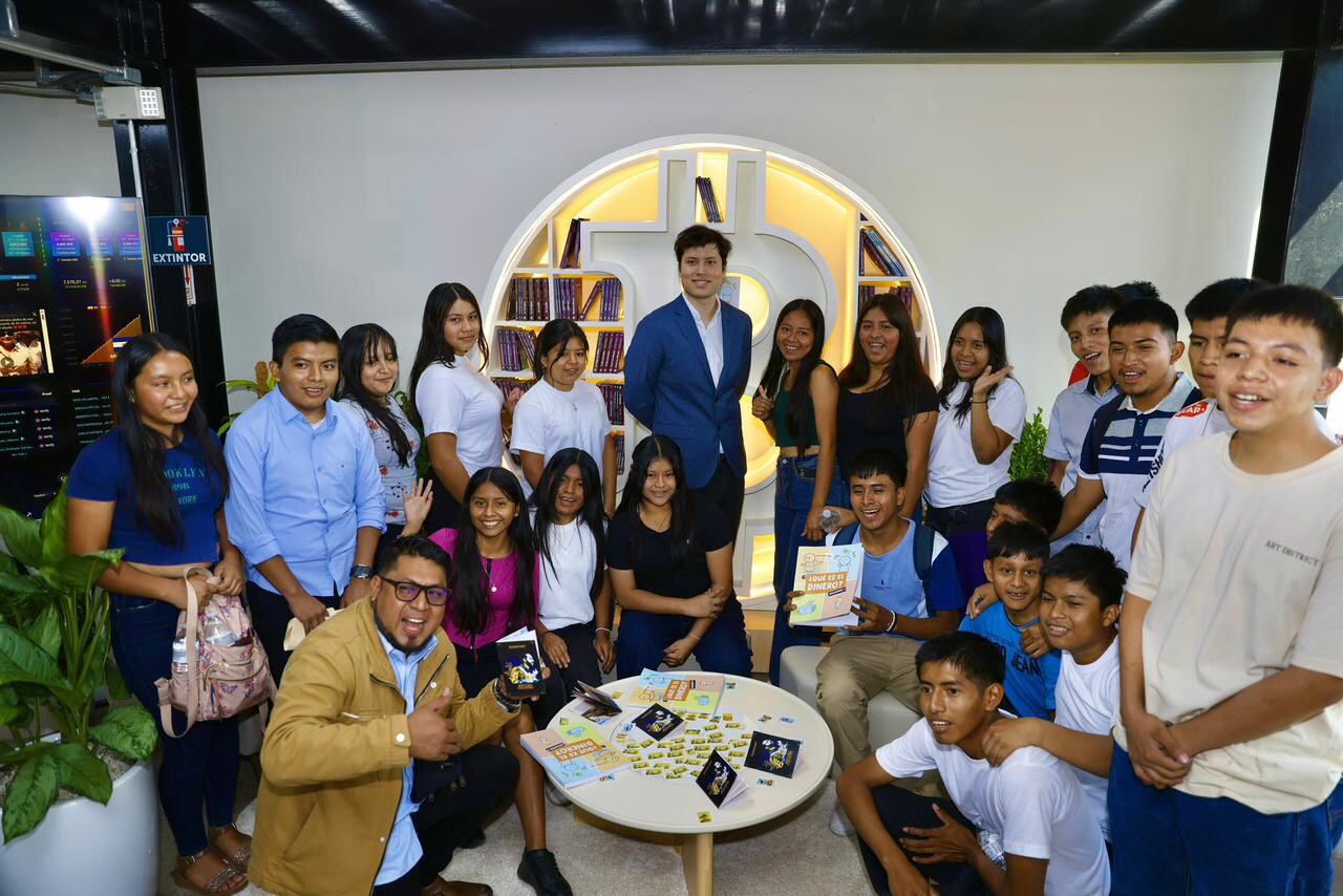 El nuevo espacio en Panchimalco ofrece formación en bitcóin y acceso a literatura especializada, disponible tanto en español como en inglés. (Foto: redes Carlos Marroquín, Director de Reconstrucción del Tejido Social)