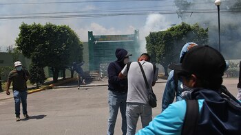 Activistas de Ayotzinapa lanzan petardos