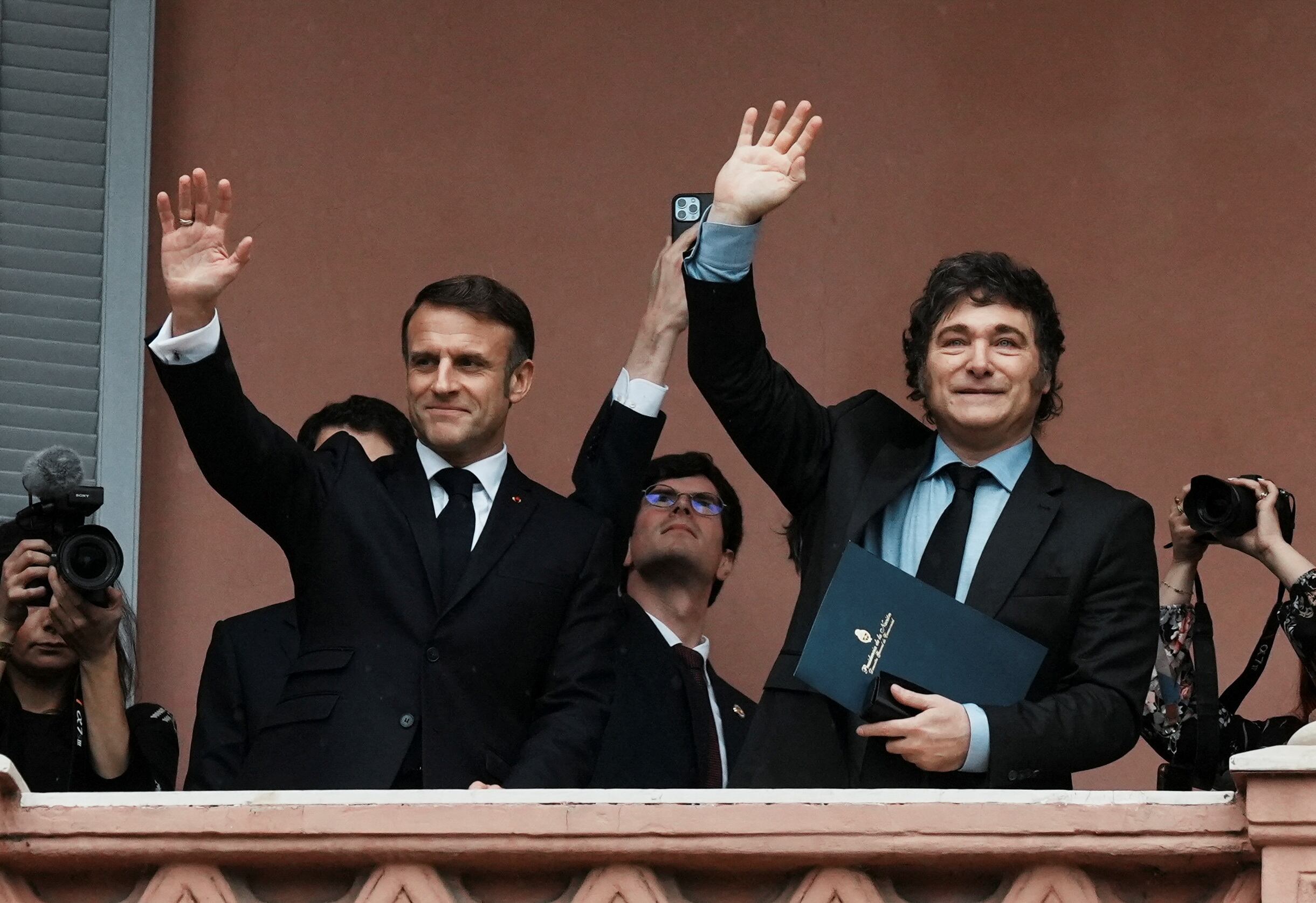 Javier Milei y Emmanuel Macron saludan desde el Balcón de la Casa Rosada